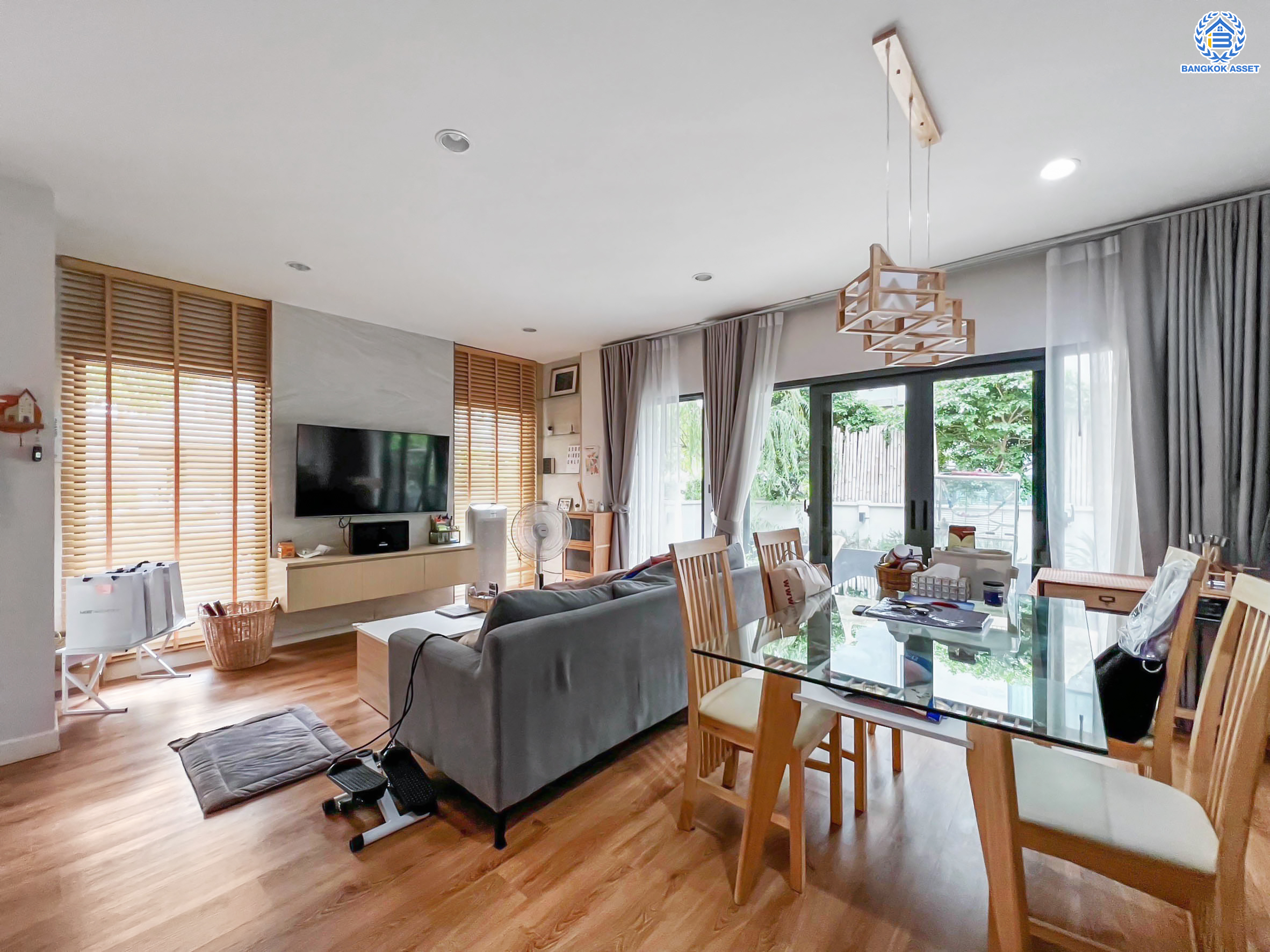 บ้านแฝด 3 ชั้นมือสอง โครงการ บ้านกลางเมือง The Edition สุขสวัสดิ์-พระราม3 เนื้อที่ 43.30 ตร.ว. ฟังก์ชัน 4 ห้องนอน 4 ห้องน้ำ 3 ที่จอดรถ ตกแต่งครบพร้อมเข้าอยู่ บนทำเลดี เชื่อมต่อถนนสุขสวัสดิ์ ถนนประชาอุทิศ ถนนพระราม2 ใกล้จุดขึ้นทางด่วน "เฉลิมมหานคร"